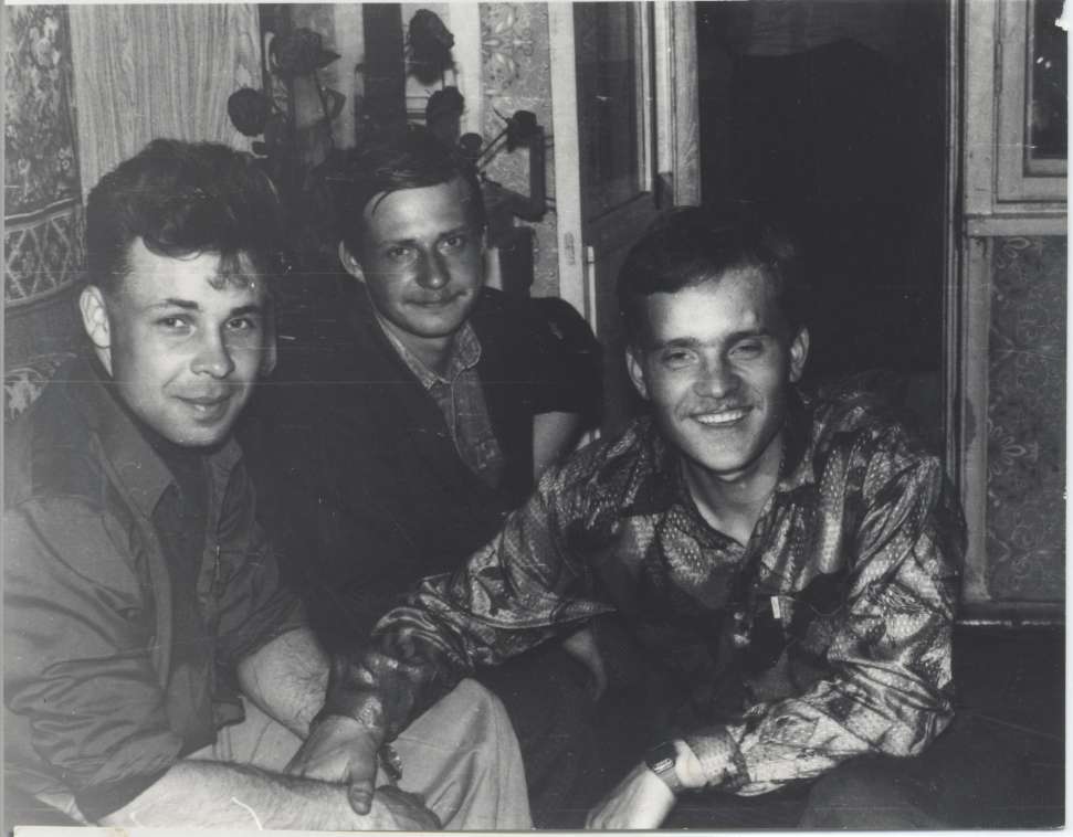 Из личного архива командира Сергея Тарана. Отмечали день рождения Сереги Новокшонова у меня дома в 1994-м, он слева я справа