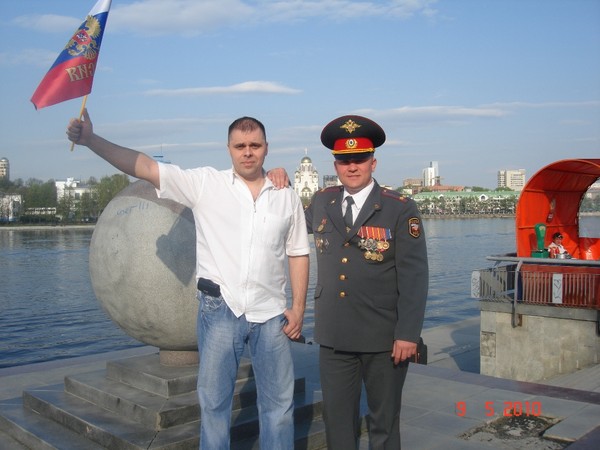 Из личного архива командира Сергея Тарана. 9 мая 2009 года, здесь как раз со мной мой механ с 499 БМП Кулик Боря